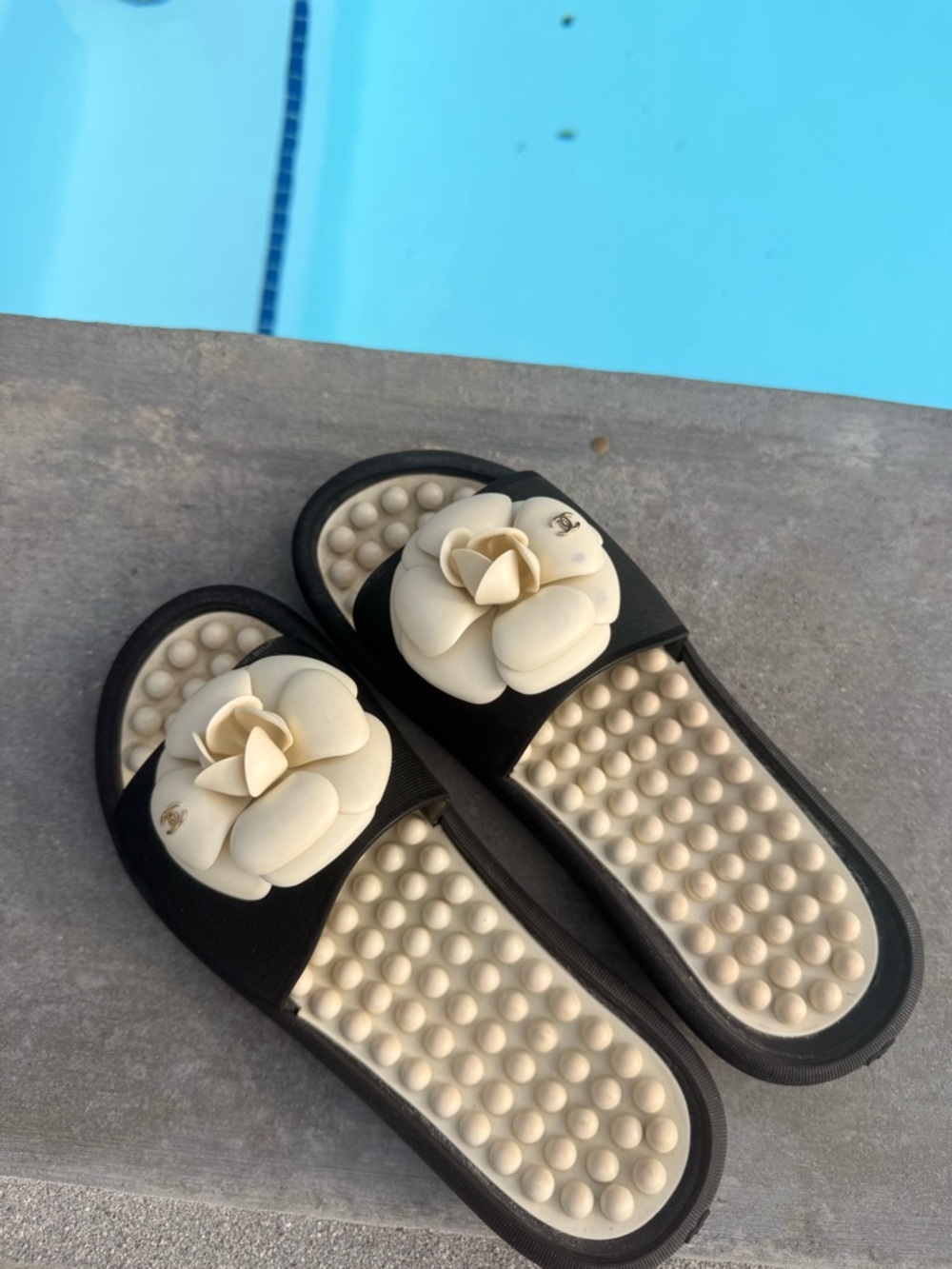 CHANEL Black Slide pool beach Sandals with Cream Camellia Accent CC Logo size 38 - Picture 3 of 7